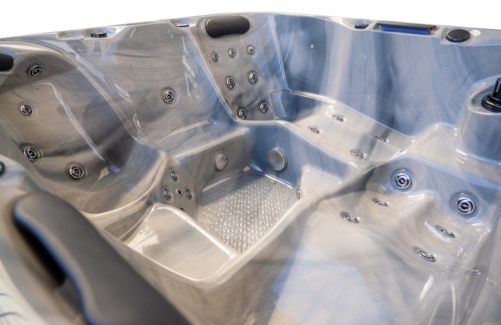 RIVIERA 2 - 5 Person Hot Tub with Bluetooth Audio
