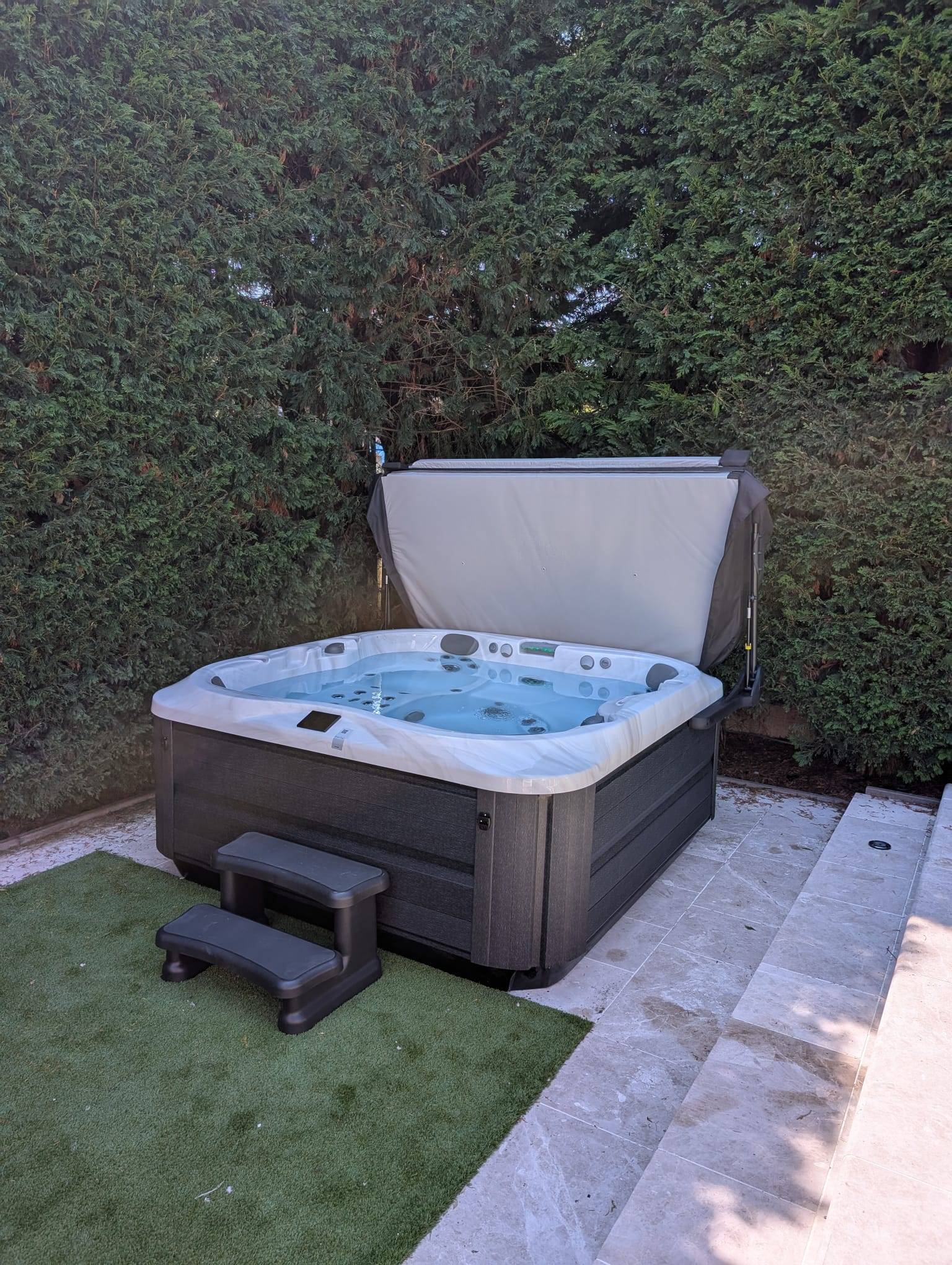 J-335 COMFORT HOT TUB WITH LOUNGE SEAT - INFRARED & RED LIGHT THERAPY