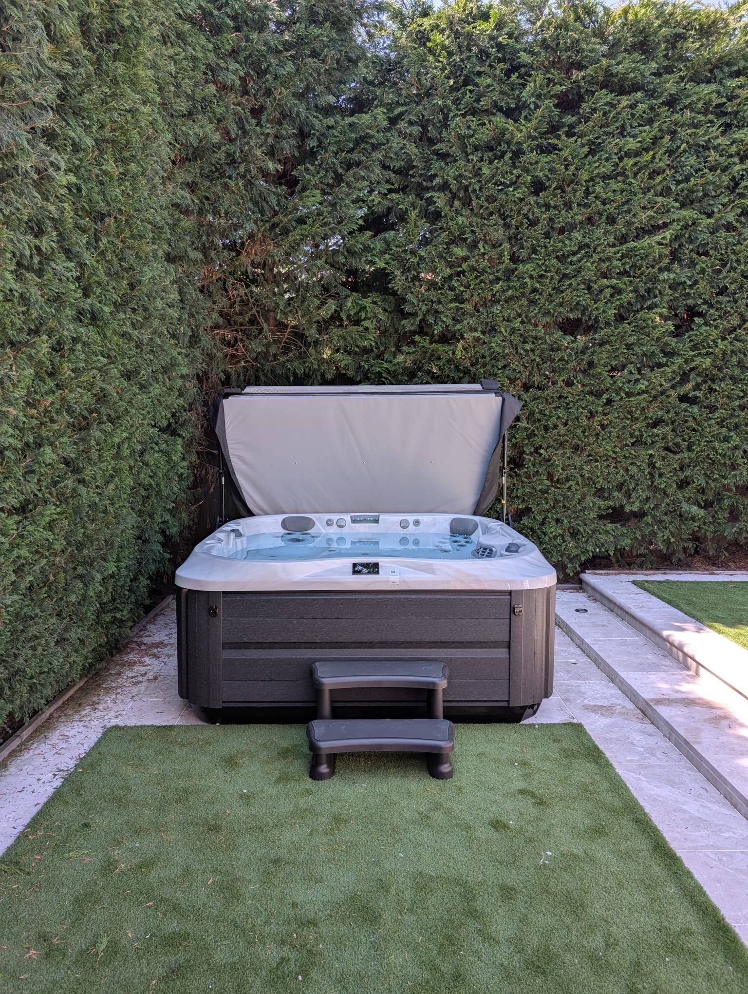 J-335 COMFORT HOT TUB WITH LOUNGE SEAT - INFRARED & RED LIGHT THERAPY