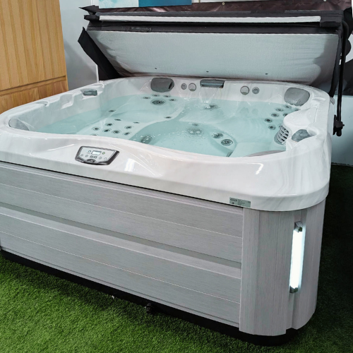 EX-DISPLAY J-335 COMFORT HOT TUB WITH LOUNGE SEAT