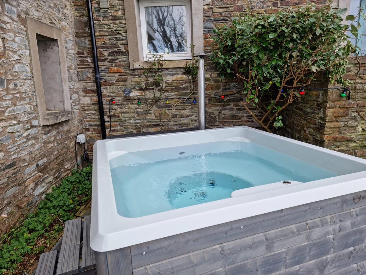 Rexener Polar Wooden Hot Tub - Made in Finland