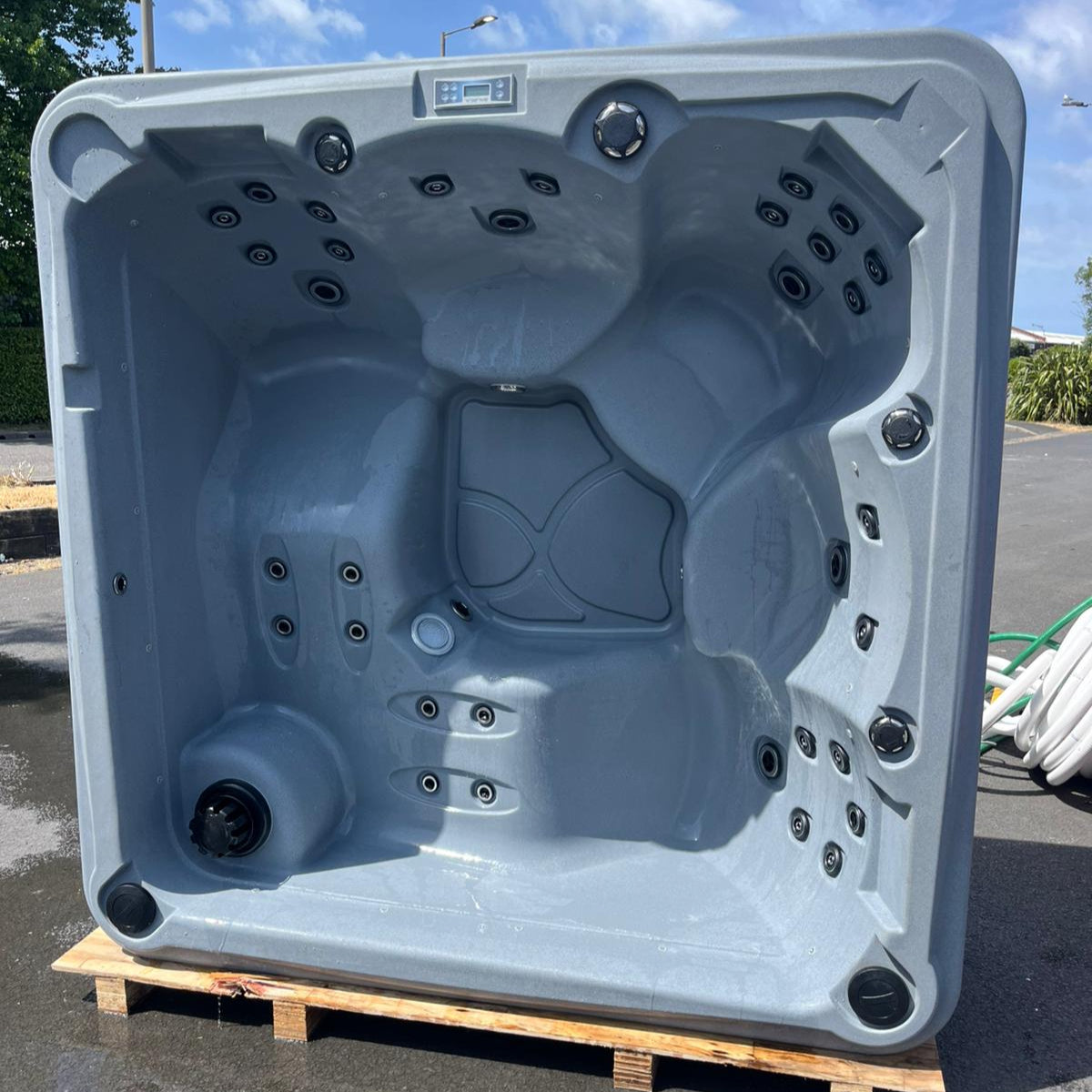 Laguna - 5 Person Rotary Moulded Hot Tub (13Amp)