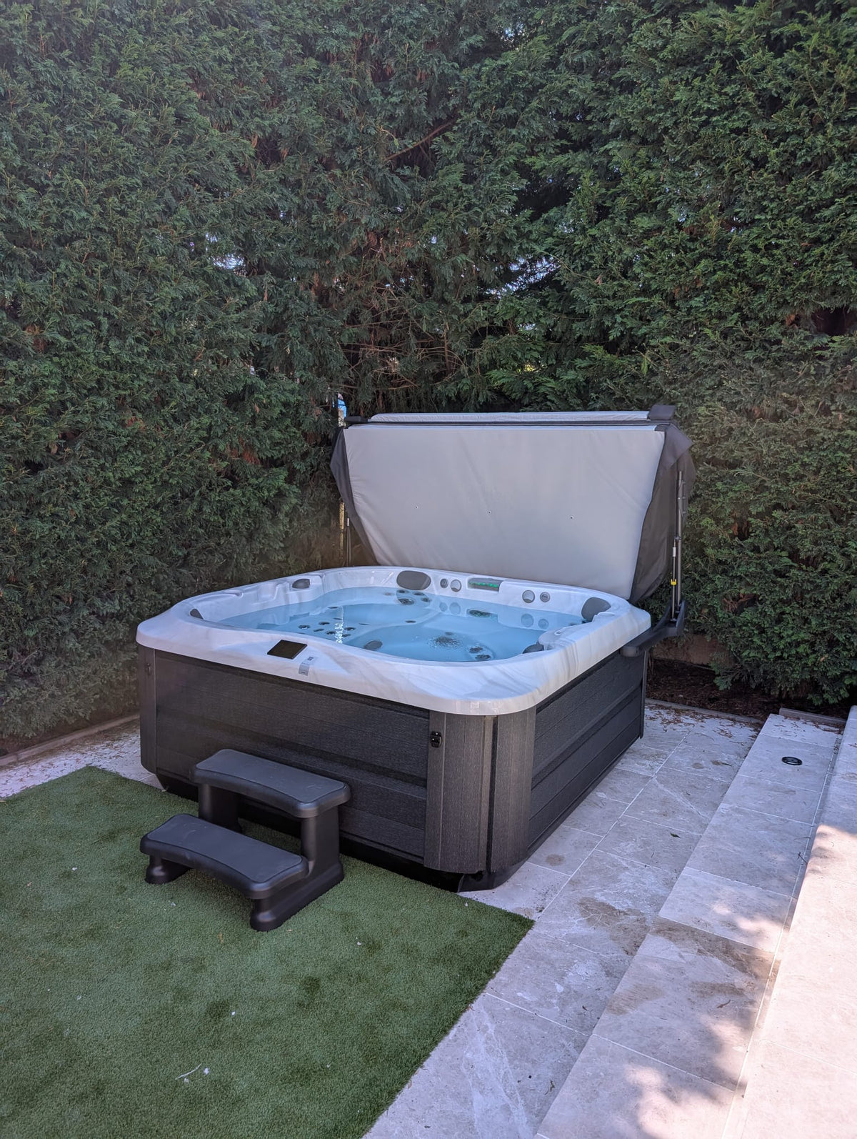 J-335 COMFORT HOT TUB WITH LOUNGE SEAT - INFRARED & RED LIGHT THERAPY