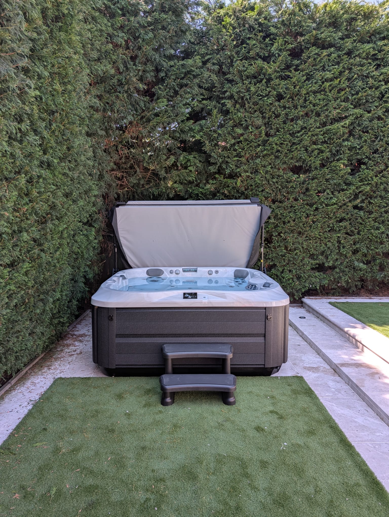 J-335 COMFORT HOT TUB WITH LOUNGE SEAT - INFRARED & RED LIGHT THERAPY