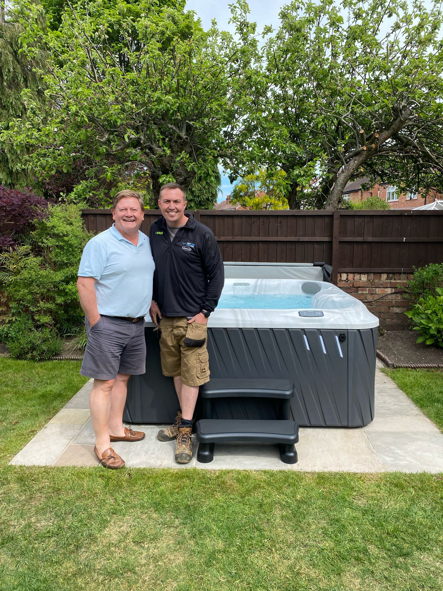 J-245 CLASSIC HOT TUB WITH OPEN SEATING - NEW MODEL