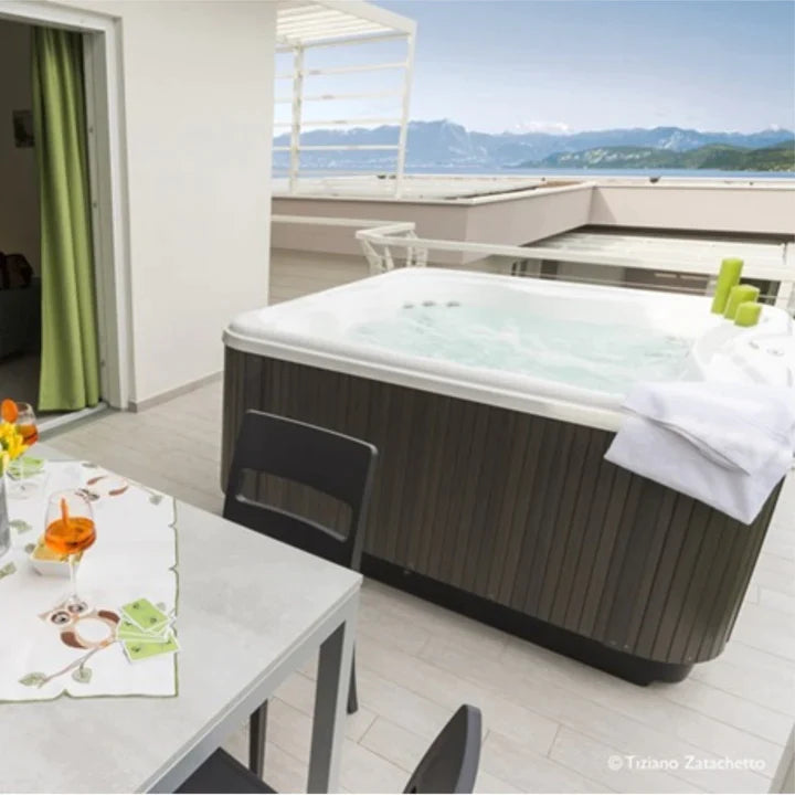 Jacuzzi Lodge+M Holiday Let Hot Tub - Hot Tub Liverpool
